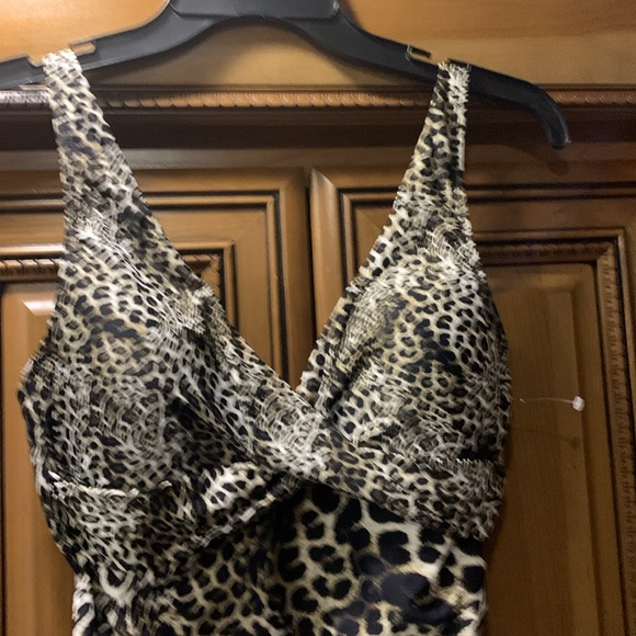 NWOT Sea Level Swim Deep V-Neck Multifit One-Piece Swimsuit Size 8 - Picture 6 of 12